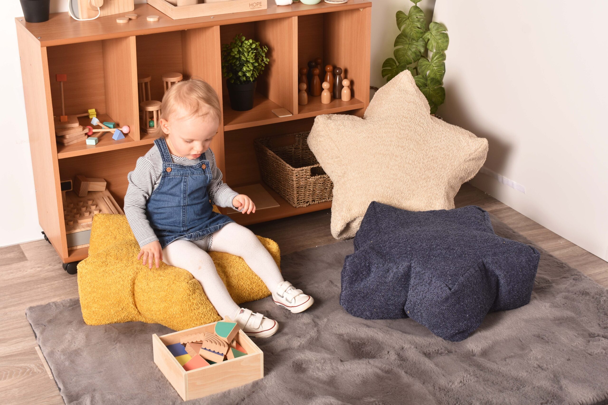 1445288_Set_3_Star_shaped_Pouffe_yellow_and_Blue_Model_shot_YYyxZy1jJU.jpg